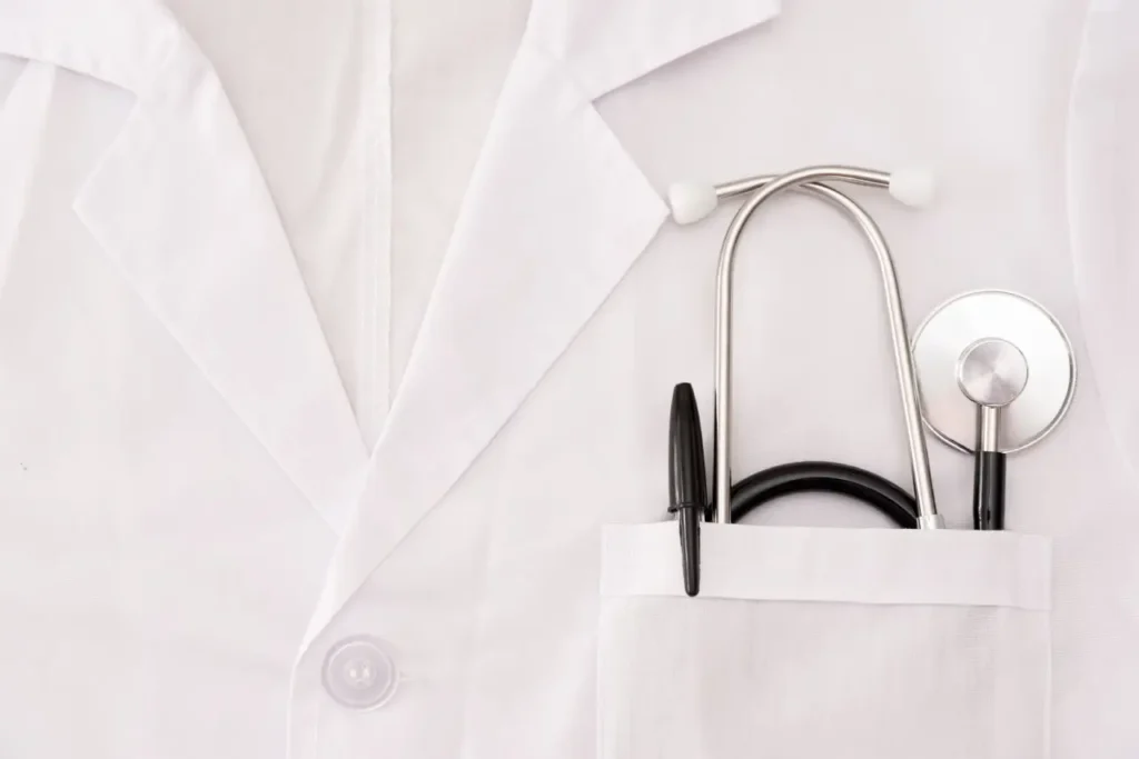 Blouse blanche avec stéthoscope